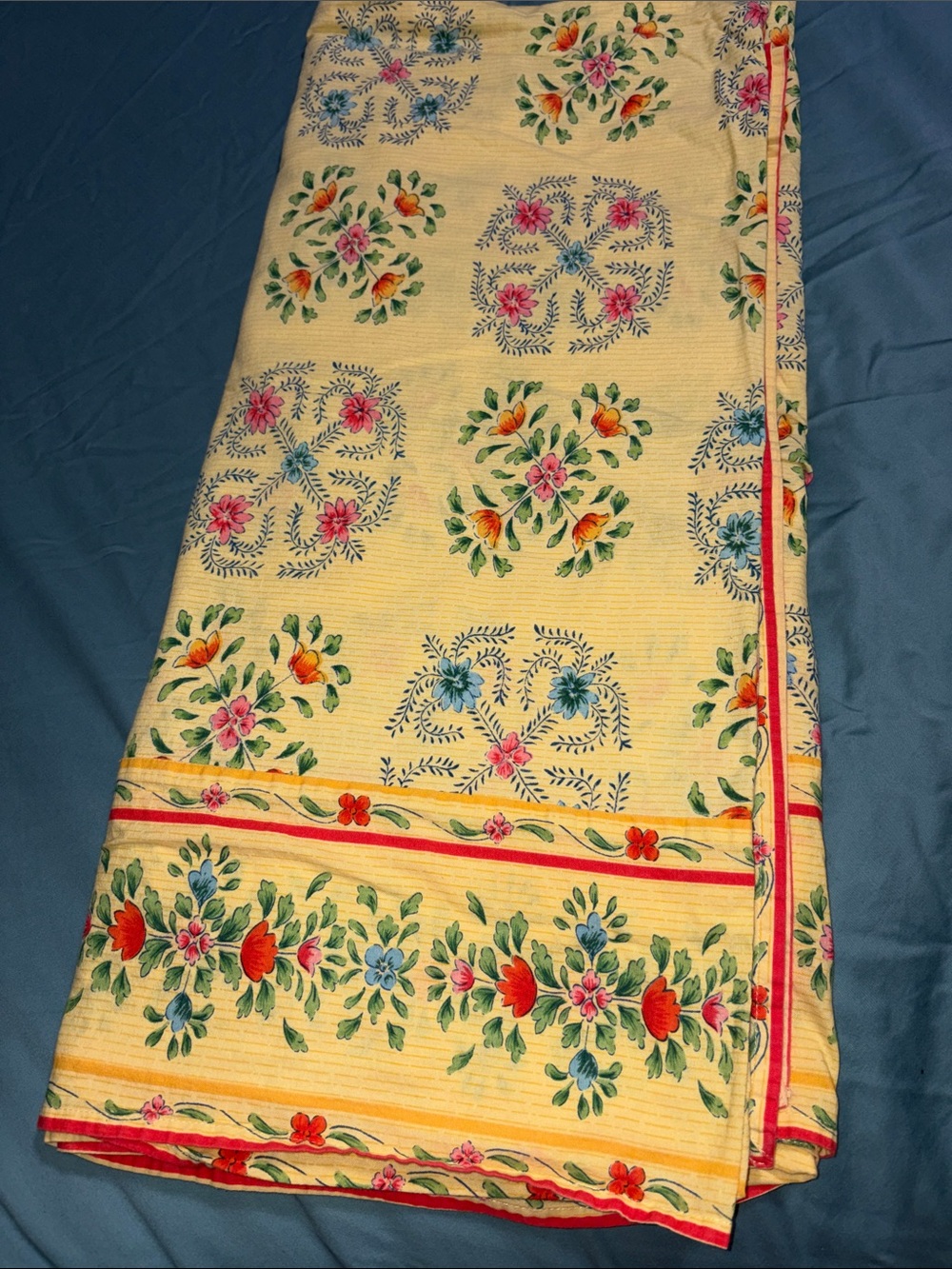 Like new Vintage April Cornell cotton garden floral Tablecloth 61” x 110” coasta